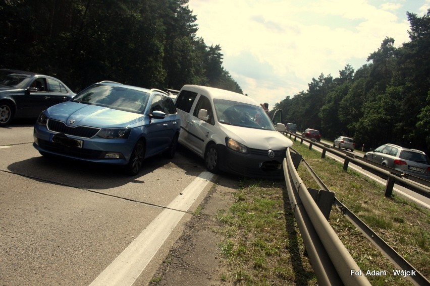 Wypadek na "betonówce" do Świnoujścia. Zderzyły się trzy auta. Dzieci trafiły do szpitala