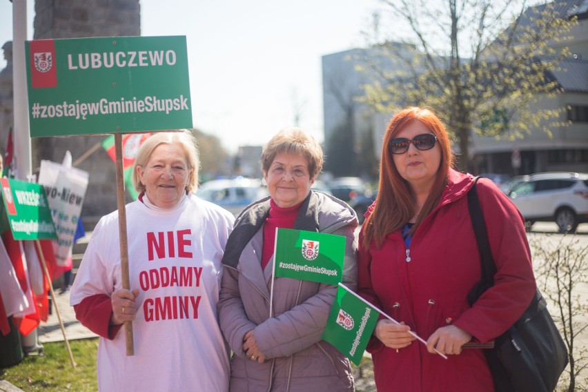 Barwny protest w Słupsku. Kilkuset mieszkańców gminy "spacerowało" przed słupskim ratuszem i na ulicach miasta [ZDJĘCIA, WIDEO]