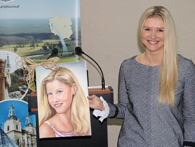 Laureatka konkursu Społecznik Roku Joanna Baranowska otrzymała prestiżową statuetkę i portret, namalowany przez miejscową artystkę Ewę Barską.