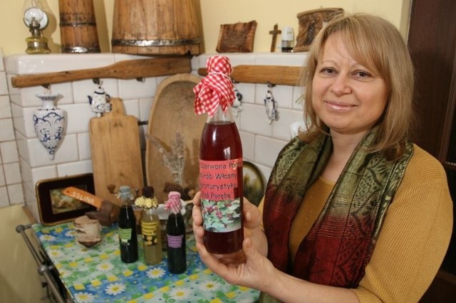 Marta Drozd, właścicielka gospodarstwa "Pod porębą&#8221; w Porąbkach proponuje świetną kuchnię i nalewki domowej roboty.