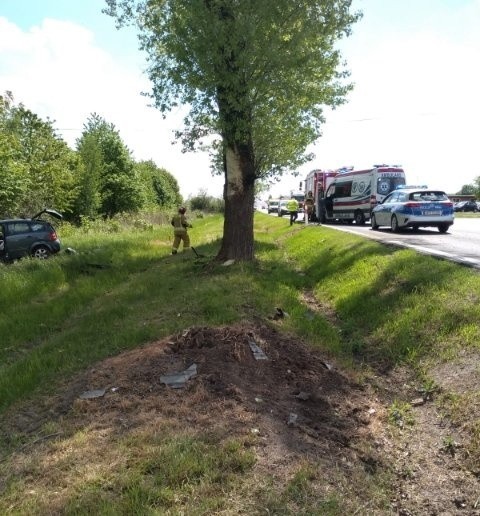 Wypadek na DK nr 94 w Przeworsku. 46-letni kierujący audi uderzył w pień drzewa. Z auta wypadł silnik [ZDJĘCIA]