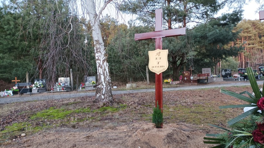Dwa smutne groby na cmentarzu w Nowej Soli, N/N "A" i "B"....