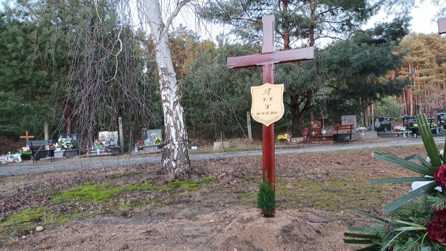 Dwa smutne groby na cmentarzu w Nowej Soli, N/N "A" i "B". Bez kwiatów, wieńców. Był jeden znicz