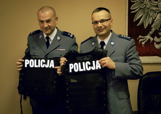 Zastępca komendanta miejskiego policji w Bydgoszczy (z lewej) i szef komisariatu w Solcu prezentują otrzymany sprzęt.
