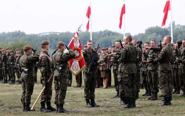 Święto  8. Kujawsko-Pomorskiej Brygady Wojsk Obrony Terytorialnej w Grudziądzu. Przysięgę złożyło blisko 100 terytorialsów