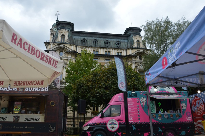 Rynkiem w Nowym Sączu zawładnęły Food Trucki. Wielki wybór potraw, smakosze byli zadowoleni. Starszy Pan zdziwiony cenami 