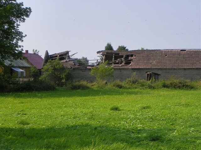 <a href="http://www.mmbialystok.pl/artykul/polamane-drzewa-uszkodzone-samochody-pozrywane-dachy-182263.html" target="_blank">Wichura nad regionem: zrywało dachy, łamało drzewa (zdjęcia)</a>