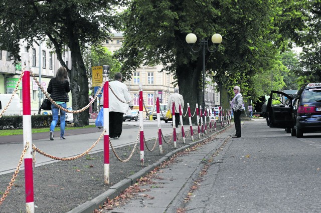 Zarząd Infrastruktury Miejskiej odmaluje słupki i łańcuchy przy ul. Kołłątaja albo je zdemontuje.