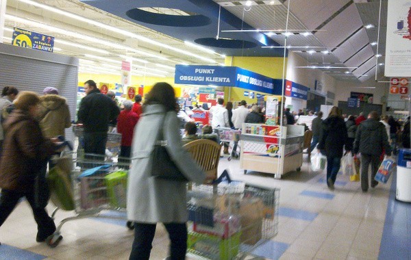 Sklepy otwarte w Wigilię i święta Bożego Narodzenia 24-26 12 2015Godziny otwarcia sklepów TescoW Wigilię 24 grudnia 2015 roku sklepy sieci Tesco jest czynne do godz. 14. W pierwszy dzień świąt Bożego Narodzenia 25 grudnia zakupów w Tesco nie zrobimy. W drugi dzień świąt Tesco zamknięte.W sylwestra sklepy Tesco będą otwarte do godz. 18, a w Nowy Rok będą nieczynne.