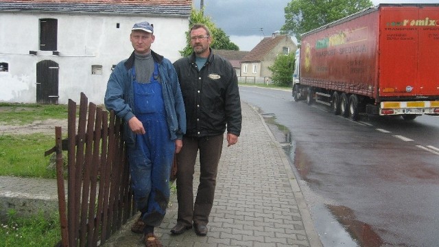 Andrzej Fornalczyk i Stanisław Lewandowski, podobnie jak wielu sąsiadów, nie myślą o odbudowie ogrodzenia. W ten płot niedawno wpadł samochód osobowy.