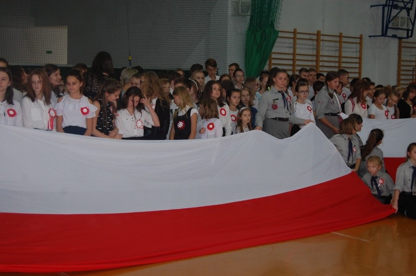 Uczniowie Szkoły Podstawowej numer 2 w Stąporkowie śpiewali Hymn Polski [WIDEO, ZDJĘCIA]