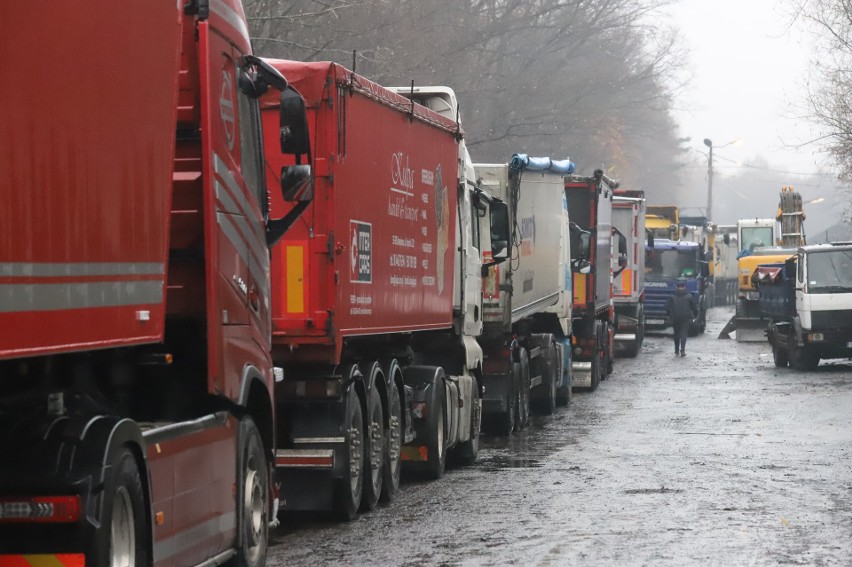 Kierowcy ciężarówek czekają pod kopalniami po węgiel nawet po kilka dni. Powód? PGG ograniczyła sprzedaż do 3-5 ton na jednego kontrahenta