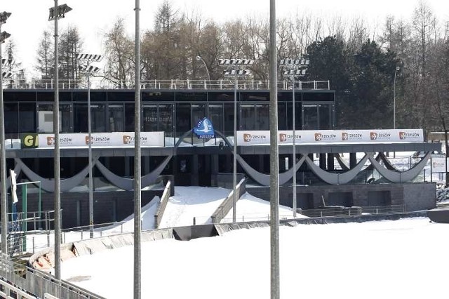 Tor żużlowy na Stadionie Miejskim w Rzeszowie nie nadaje się do jazdy.