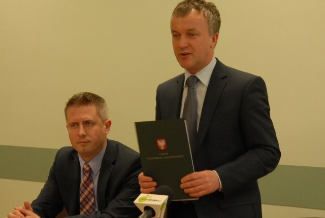 Prezydent Janusz Kotowski pokazuje umowę o dofinansowanie budowy stacji segregacji odpadów