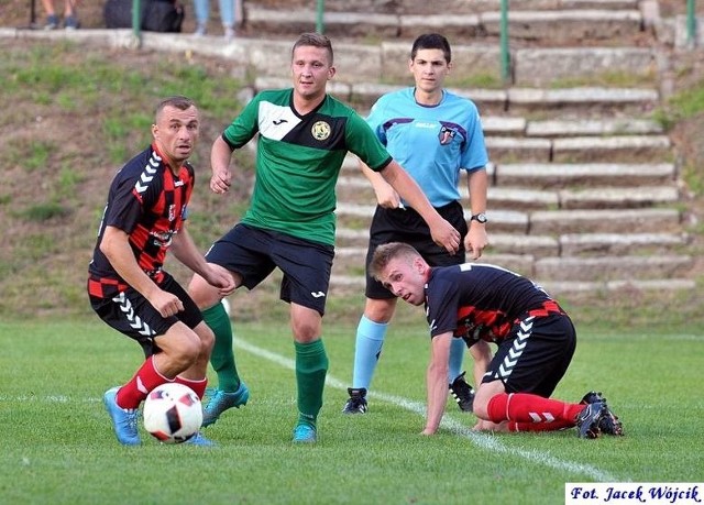 Piłkarze Gryfa Polanów (czerwono-czarne stroje) podczas jesiennego meczu z Leśnikiem Manowo