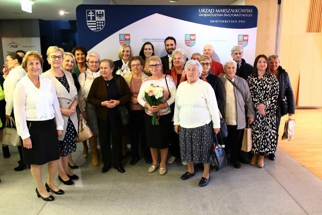 Członkowie Klubu Seniora w Mniowie wzięli udział w uroczystej gali Świętokrzyskiego Anioła Dobroci na zaproszenie wicemarszałek Renaty Janik.