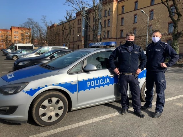 Policjanci z poznańskiej drogówki pomogli parze, spodziewającej się dziecka, dotrzeć do szpitala na czas.