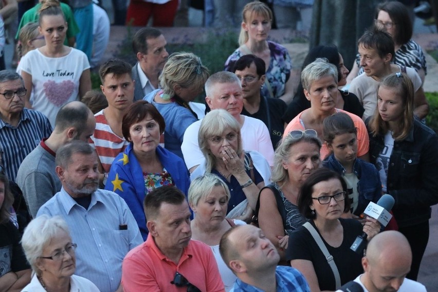 Wielka manifestacja w centrum Kielc „Wolne Sądy” z tysiącami uczestników  