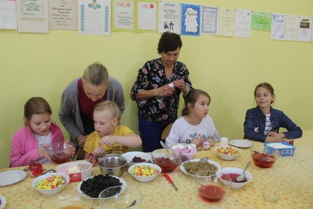 W świetlicy wiejskiej w Byczynie - Koloni zorganizowano spotkanie integracyjne kół gospodyń wiejskich wpisanych do krajowego rejestru KGW i zarazem korzystających ze wsparcia rządowego.OSIĘCINY, TEATRY LUDOWE 2019;nfGospodynie oprócz biesiadowania poprowadziły warsztaty kulinarne dla dzieci "desery na lato". Była też mowa o bezpieczeństwie na wsi i nad wodą - krótką pogadankę dla dzieci wygłosili radni Krzysztof Paliwoda i Elżbieta Wesołowska. A po biesiadowaniu była wycieczka rowerowa po okolicy. Wideo. Flash Info odc. 22