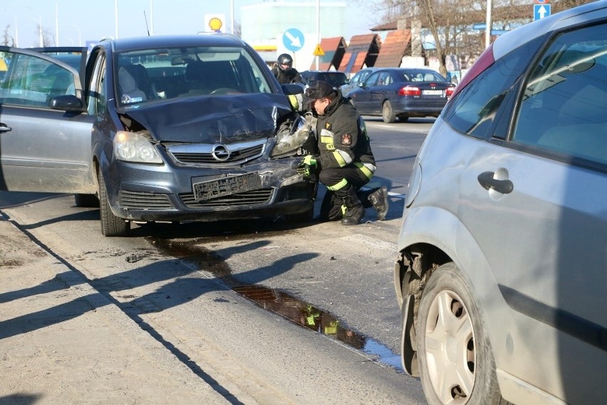 Wypadek trzech aut na al. Brucknera we Wrocławiu. Jedna osoba ranna, duże utrudnienia [ZDJĘCIA]