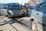 Wypadek trzech aut na al. Brucknera we Wrocławiu. Jedna osoba ranna, duże utrudnienia [ZDJĘCIA]