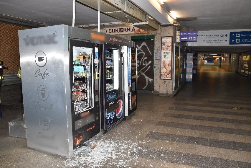 Trzech sprawców w przejściu podziemnym poznańskiego dworca...