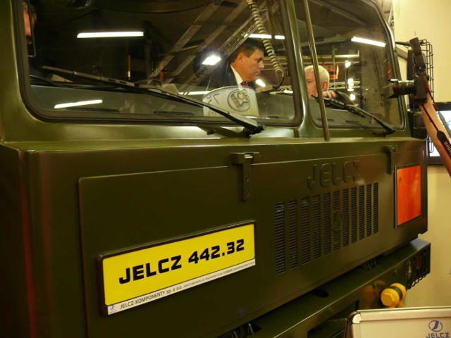 Wicepremier Janusz Piechociński w jelczańskiej ciężarówce na kieleckim salonie przemysłu obronnego.