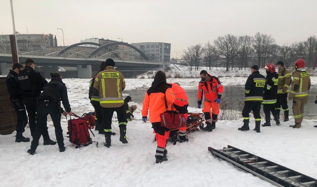 Akcja wyciągania z wody mężczyzny, który wpadł do Odry przy mostach Warszawskich 17.02.2021