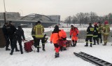 Mężczyzna wpadł do Odry przy mostach Warszawskich we Wrocławiu. Zobaczcie zdjęcia z akcji ratunkowej