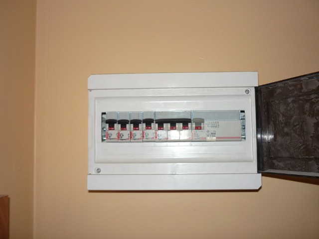 Skrzynka z bezpiecznikamiSkrzynka z bezpiecznikami, element instalacji elektrycznej domu lub mieszkania która wymaga regularnych kontroli