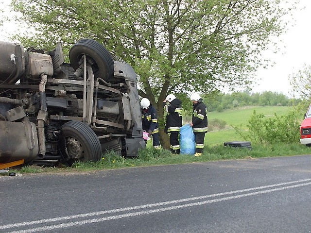 43-letni kierowca ciężarówki trafił do szpitala. Przez kilka godzin ruch na drodze odbywał się wahadłowo.