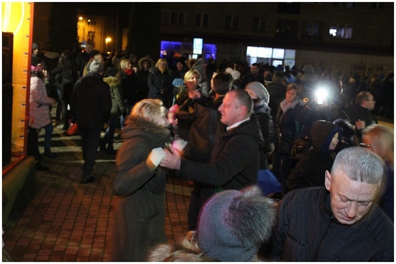 Z muzyką, tańcem i wystrzałami korków od szampana Mońki...