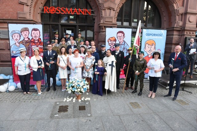 Podczas Dni Torunia odsłonięto kolejną Katarzynkę w Piernikowej Alei Gwiazd. Na tabliczkach, w kształcie toruńskiego przysmaku, wmurowanych w chodnik na Rynku Staromiejskim, znajdują się nazwiska osobistości zasłużonych dla Torunia. W tym roku przyznana została szczególna Katarzynka dedykowana wszystkim osobom, ratującym życie i zdrowie torunian podczas pandemii koronawirusa. Tegoroczne odsłonięcie odbyło się przed Dworem Artusa. Uroczystościom  towarzyszyły dwa  koncerty. Na scenie na Rynku Staromiejskim, wystąpił chór Medici Cantares, działający przy Bydgoskiej Izbie Lekarskiej, składający się z lekarzy, studentów medycyny i innych miłośników muzyki. Po odsłonięciu Katarzynki, Toruńska Orkiestra Symfoniczna – również na Rynku Staromiejskim – zaprosiła na niezwykły koncert wieńczący Piernikową Aleję Gwiazd. Wystąpiła Orkiestra Kawalera de Saint George.