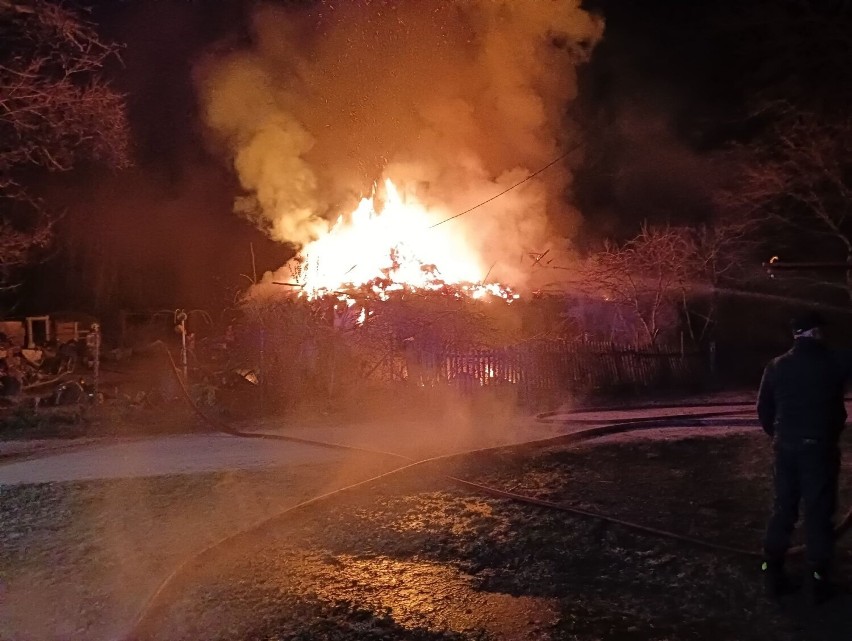 Nocny pożar budynku mieszkalnego w miejscowości Gizałki Las....