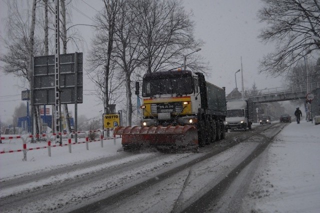 Kilkanaście centymetrów śniegu w kilka godzin spadło wczoraj na południu Opolszczyzny. Nagły atak zimy był przyczyną kilkunastu stłuczek i poważnego wypadku w Moszczance koło Prudnika.