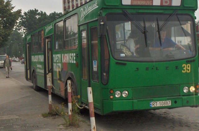 Od pierwszego kwietnia autobusy Miejskiej Komunikacji Samochodowej nie dowożą pasażerów z dworca PKS na dworzec PKP w Tarnobrzegu.