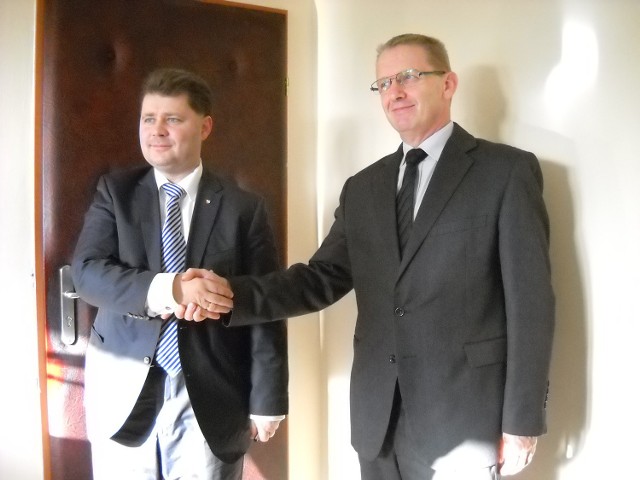 Starosta Radosław Roszkowski (z lewej) i prezes Optimy Adam Szlęzak. Po zawarciu porozumienia w sprawie szpitala.