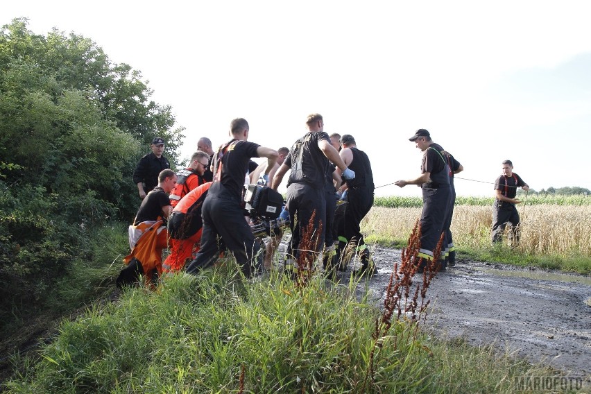 Samochód w opolskiej kamionce. Kierowca pod wodą