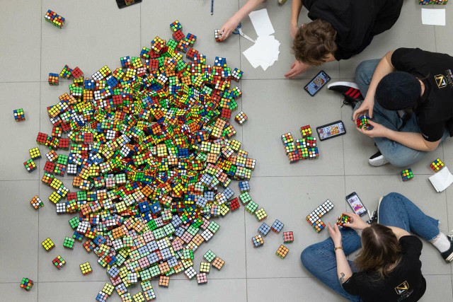 Tysiąc kostek Rubika i warsztaty w ich układaniu na czas to jedna z atrakcji Festiwalu i Targów Gier Planszowych BookGame