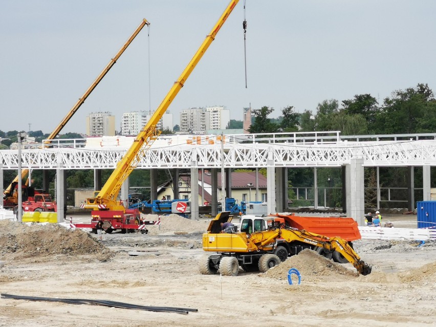 Chrzanów. Trwa budowa centrum handlowego na terenie byłego szpitala. Zobacz jak zmieniło się to miejsce [ZDJĘCIA]