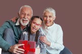 Jaki prezent dla babci i dziadka z okazji Świąt Bożego Narodzenia - kilkanaście pomysłów na upominki dla seniorów