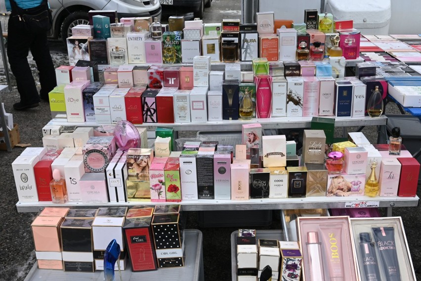 Jest tu też wiele stoisk z perfumami zarówno dla mężczyzn...
