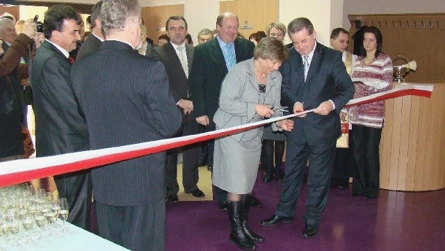 Uroczystego otwarcia nowego pawilonu w Gnojnie dokonali: Krystyna Wyrwicka, dyrektor departamentu Ministerstwa Pracy i Polityki Społecznej, oraz poseł Andrzej Pałys.