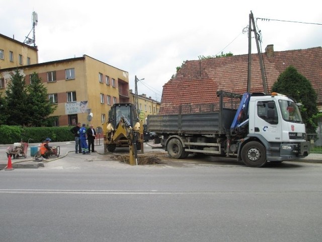 W poniedziałek od rana pracownicy Przedsiębiorstwa Gospodarki Komunalnej i Mieszkaniowej w Staszowie usuwali przyczynę awarii wodociągu.