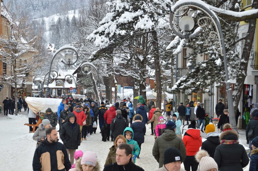 Zakopane zatłoczone. Tysiące turystów. Brakuje wody w kranach [ZDJĘCIA]