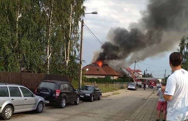Pożar domu przy ul. Słoweńskiej w Białymstoku z powodu pioruna. Domownicy w porę opuścili mieszkanie