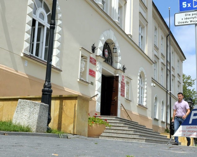 Rodzice napisali do wojewody z prośbą o sprawdzenie poprawności prawnej uchwały, która zapadła w sprawie podwyżek