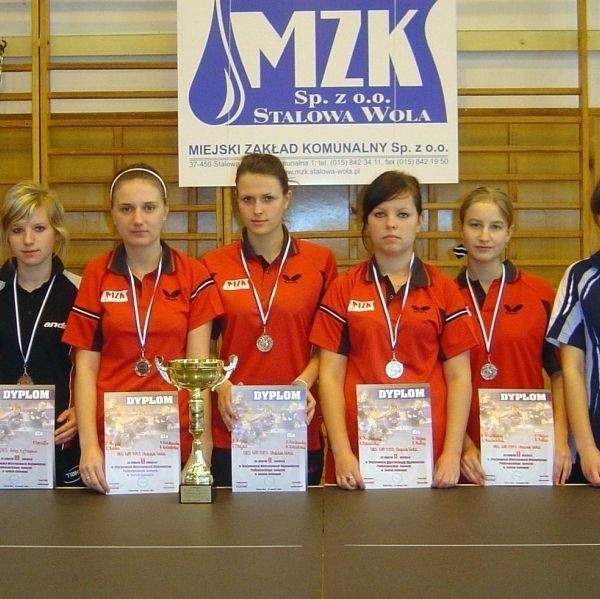 Tenisistki stołowe UKS Gim-Tim (w środku w czerwonych strojach, z lewej zawodniczki PUK Arka Łętownia, z prawej Brzostowianki Brzostek) wywalczyły srebrny medal drużynowo w Mistrzostwach Podkarpacia.