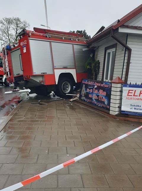 Sokółka. Wóz strażacki wjechał w dom. Cztery osoby ranne (zdjęcia)