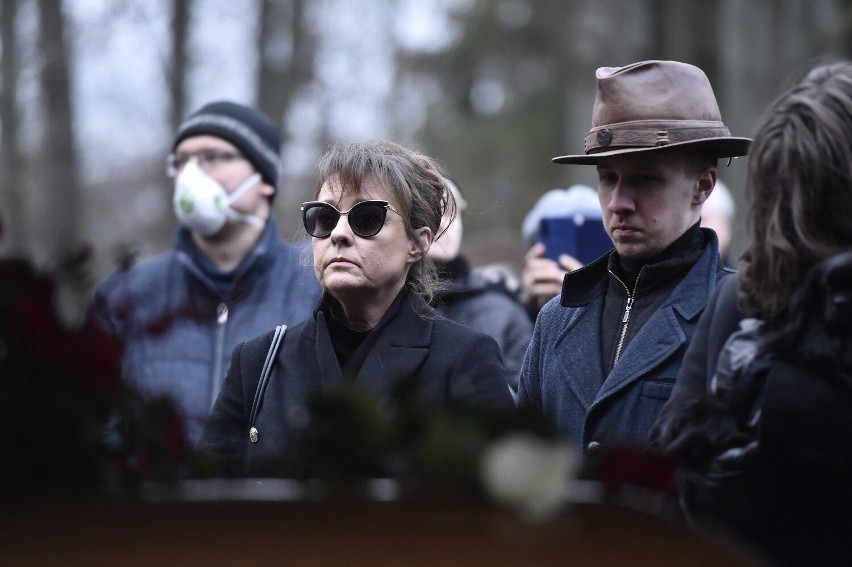 Pogrzeb Emiliana Kamińskiego. Żona i siostra pożegnały legendarnego aktora. Gwiazdy sceny towarzyszyły mu w ostatniej drodze